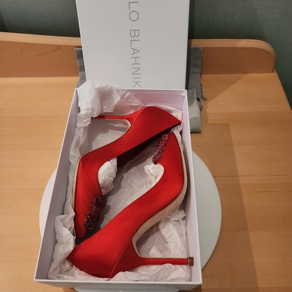 💯Authentic Manolo Blahnik HANGISI Red Satin Jewel Buckle Pumps - Picture 15 of 17